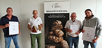 v.l. Obermeister Karl Gräf, Brotprüfer Manfred Stiefel und Innungs-Brotbotschafter Hermann Arndt und Bäckermeister Lukas Arndt.      