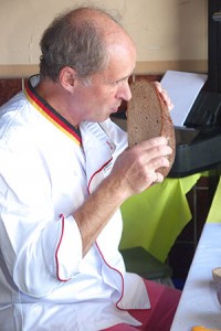 Brotprüfer Manfred Stiefel schnuppert am Brot