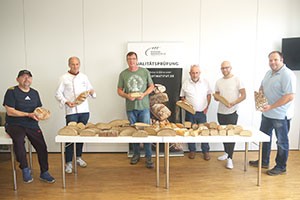 Lobten die Brotqualität aus den Bäckereibetrieben zwischen Fürth und Neustadt/Aisch: Innungs-Werbewart Josef Kittel, Brotprüfer Manfred Stiefel, Obermeister Karl Gräf, Brotbotschafter Hermann Arndt mit Sohn Lukas Arndt und Bäckermeister Christian Greller 