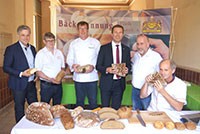 Lobten die Brotqualität aus den Bäckereibetrieben zwischen Fürth und Neustadt/Aisch: KHS-Geschäftsführer Thomas Mörtel, stv. OM Rainer Hieronymus, OM Karl Gräf, Landrat Matthias Dießl, Brotbotschafter Hermann Arndt und Brotprüfer Manfred Stiefel (v.l.).