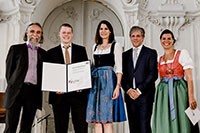 Urkundenübergabe im Schloss Schleißheim: Drechslermeister Wolfgang Miller, Auszubildender Quirin Steiner, Bayerns Kunstministerin Prof. Dr. med. Marion Kiechle, Drechslerverbands-Geschäftsführer Thomas Mörtel und Festakt-Moderatorin Traudl Siferlinger. 