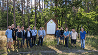 Nahmen das neu bepflanzte Waldstück in Augenschein: Kreishandwerksmeister Konrad  Ammon (6.v.l.), stv. Landrat Franz X. Forman (8.v.l.), KHS-Geschäftsführer Thomas Mörtel  (9.v.l.) und Bürgermeister Bernd Obst (7.v.r.) mit Projektunterstützern.