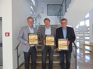v.l. Geschäftsführer Thomas Mörtel, Schulrat Dr. Wilfried Brehm, Obermeister Georg Ruf