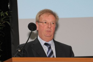 Stellv. Kreishandwerksmeister Heinz Hufnagel beglückwünscht Gesellen des E-Handwerks Schreiner-Innung Fürth