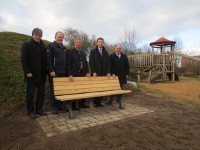 Schreiner-Innung Fürth spendet Parkbank in Seukendorf