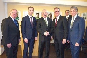 Jubilar Konrad Ammon jun. (3.v.r.) und Gratulanten Werner Braun, Heinz Hufnagel, Matthias Dießl, Thomas Pirner und Thomas Mörtel (von links).