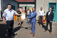 Stolz auf das Umweltengagement der Schreiner: OM Claus Fleischmann und Minister Thorsten Glauber (vorn, v.l.) mit (v.r.) Thomas Mörtel, Max Boss, Thomas Pogner und Philip Gracklauer.