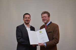 Friseur Hertlein erhält Urkunde für Teilnahme am Umweltpakt